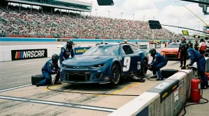 Chase Elliott, piloto Hendrick Motorsports, en pista con el coche número 9 para la temporada 2026