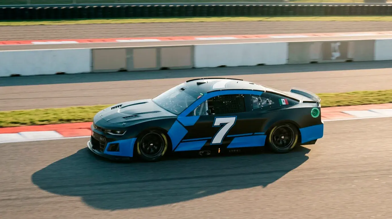 Stock car número 7 de Spire Motorsports asociado a Daniel Suárez saliendo del pit en un road course NASCAR